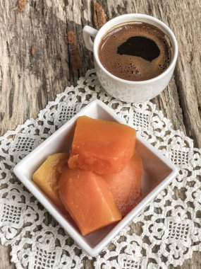 ahşap masada kabak tatlısı ve kahve