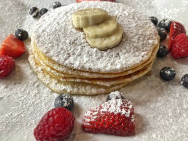 tabakta krep çilek ve muz ile süslenmiş