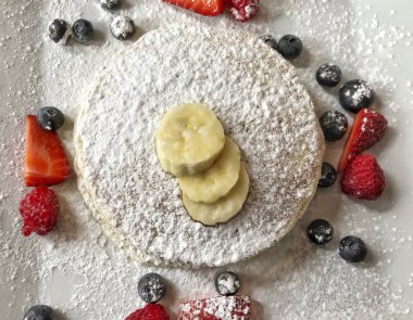 tabakta krep çilek ve muz ile süslenmiş