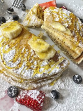 çilek ve muz ile tabakta krep