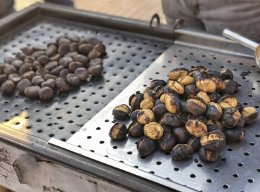 sokakta bir seyyar satıcı tarafından satan ızgara kestane