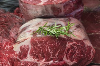 bir arka plan olarak çiğ dana eti parçaları