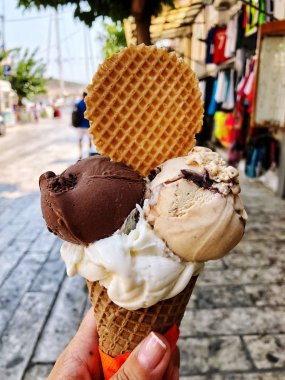 sokak karşı koni üzerinde dondurma tutan el