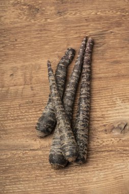 ahşap bir masada bazı kırmızı havuç