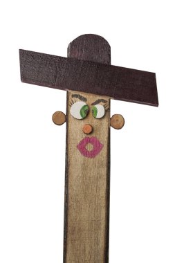 Komik yüzlü insanlar gibi boyanmış tahta korkuluk.