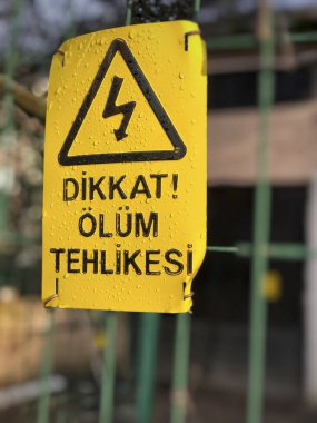 Türkçe çit üzerinde ölüm işareti tehlikesi