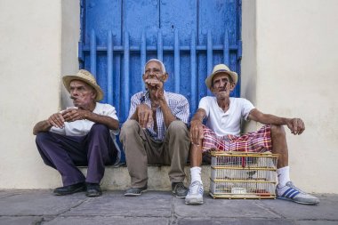 Trinidad, Küba - 04 Mayıs 2017; Kübalı erkekler önünde puro içiyor