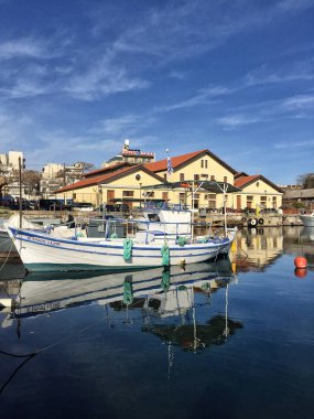 Alexandroupoli, Yunanistan - 13 Aralık 2017; Buildi yansıması