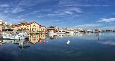 Alexandroupoli, Yunanistan - 13 Aralık 2017; Buildi yansıması