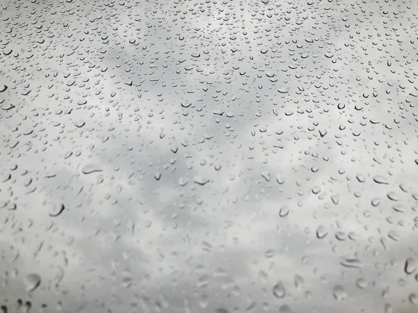 Fond avec gouttes de pluie sur le panneau de fenêtre — Photo