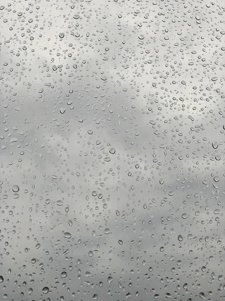 Fond avec gouttes de pluie sur le panneau de fenêtre — Photo