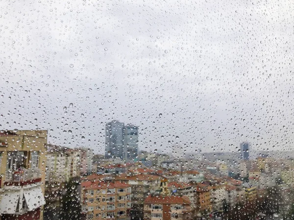 Gotas de lluvia en ventana contra vista a la ciudad —  Fotos de Stock