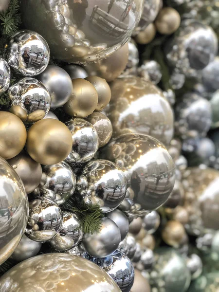 Fondo con brillantes bolas de plata y oro con reflejo de — Foto de Stock