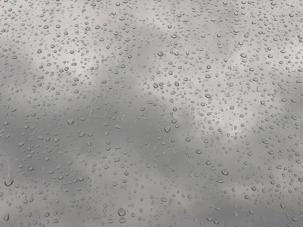 Sfondo con gocce di pioggia sul vetro della finestra — Foto Stock
