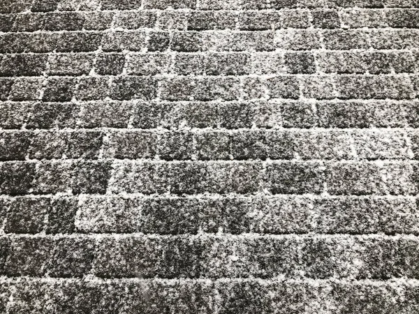 冬の雪の下の石畳の通り — ストック写真