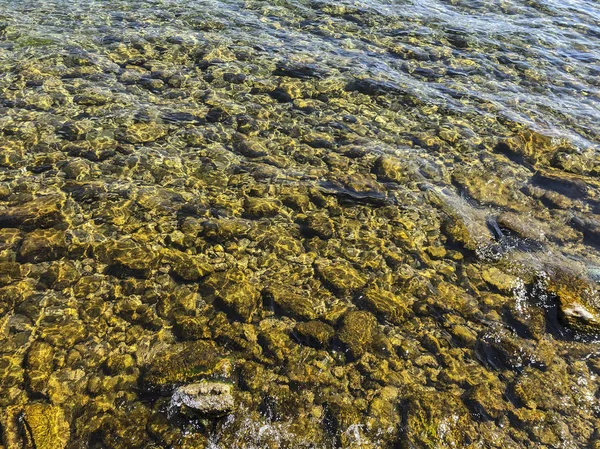 Mar como fundo com rochas na água — Fotografia de Stock
