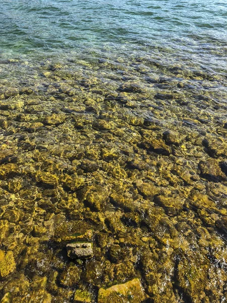 Mar como fundo com rochas na água — Fotografia de Stock