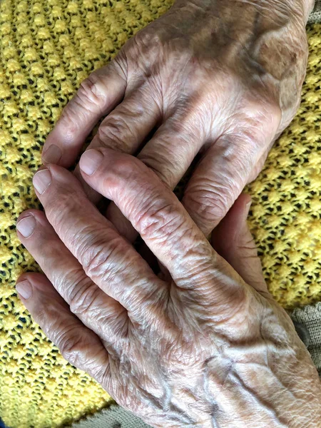 Zbliżenie pomarszczone ręce starca — Zdjęcie stockowe