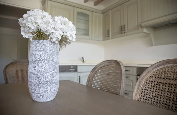 Fleur sur table en bois dans une salle à manger d'une maison — Photo