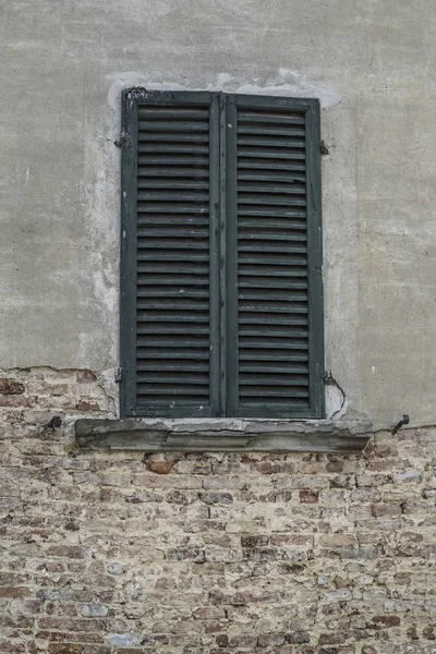 Janela verde fechado cego de um edifício — Fotografia de Stock