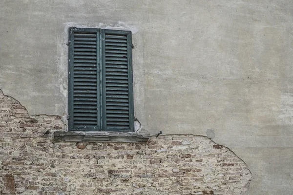 Ventana verde cerrada ciega de un edificio — Foto de Stock