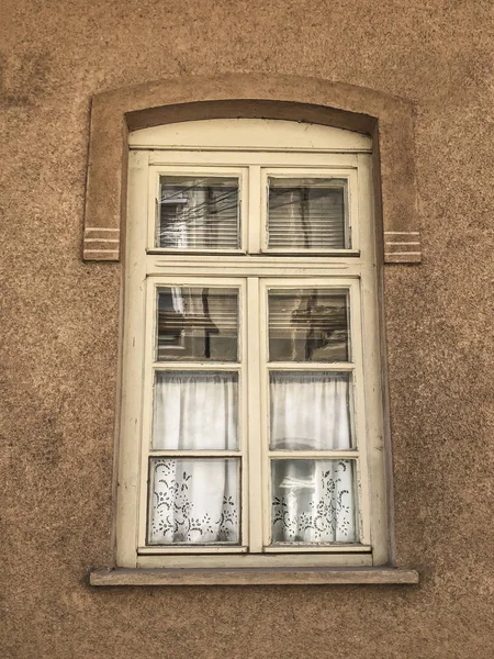 Eski perdeleri olan bir evin penceresi — Stok fotoğraf