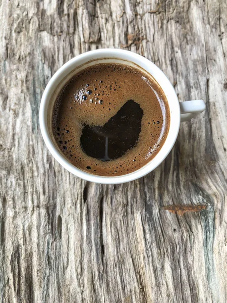 Filiżankę kawy po turecku na drewnianym stole — Zdjęcie stockowe