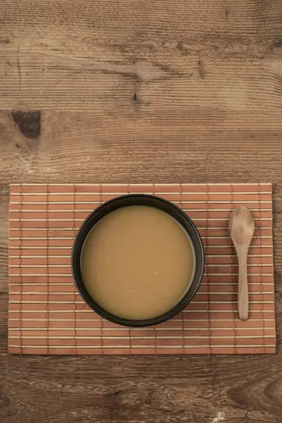 Misku polévky na dřevěném stole — Stock fotografie