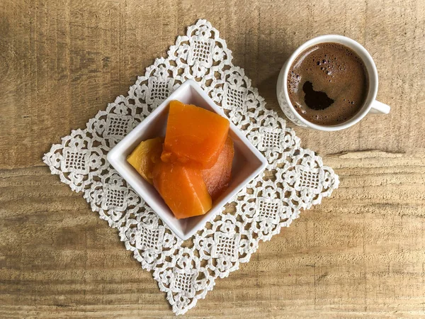 ahşap masada kabak tatlısı ve kahve