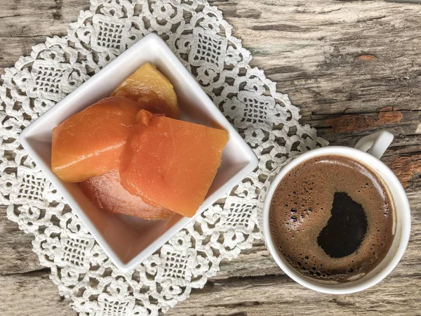 Postre de calabaza y café en mesa de madera — Foto de Stock