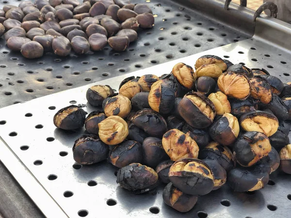 sokakta bir seyyar satıcı tarafından satan ızgara kestane