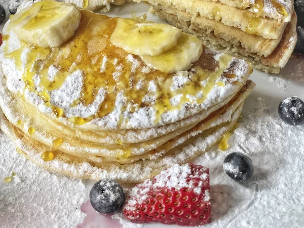 çilek ve muz ile tabakta krep