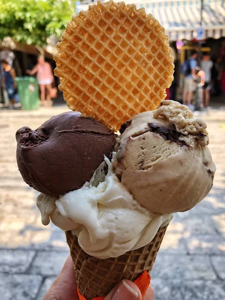 sokak karşı koni üzerinde dondurma tutan el