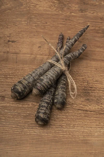 kopya alanı ile ahşap masa üzerinde kırmızı havuç