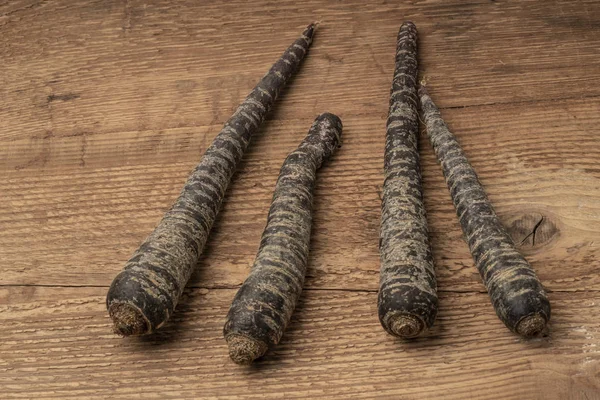 ahşap bir masada bazı kırmızı havuç