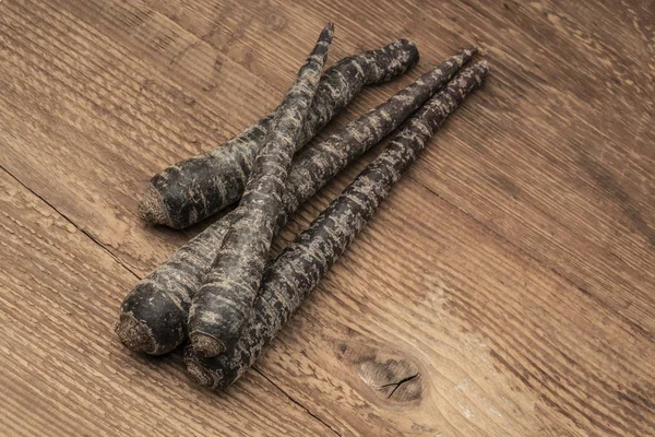 ahşap bir masada bazı kırmızı havuç