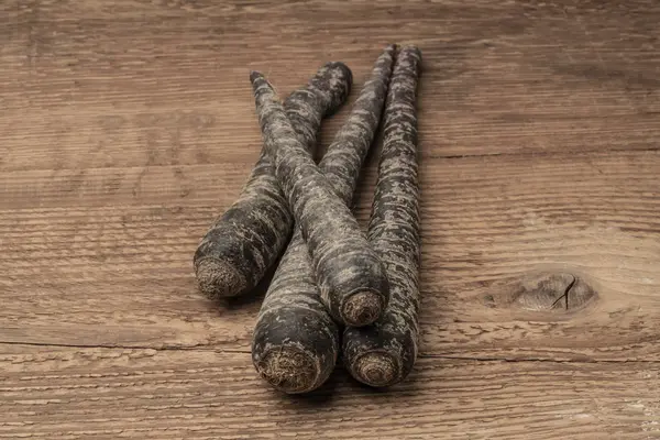 ahşap bir masada bazı kırmızı havuç