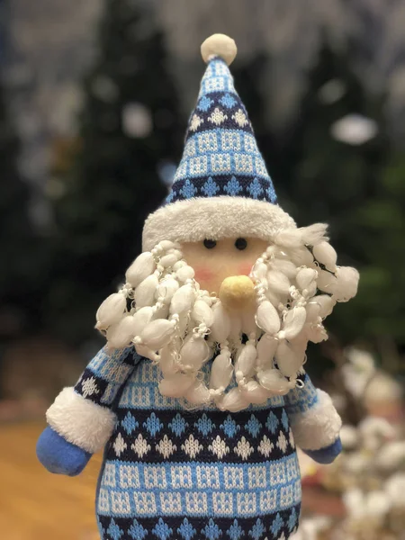 푸른 옷을 입은 산타 절 새해 장식 — 스톡 사진