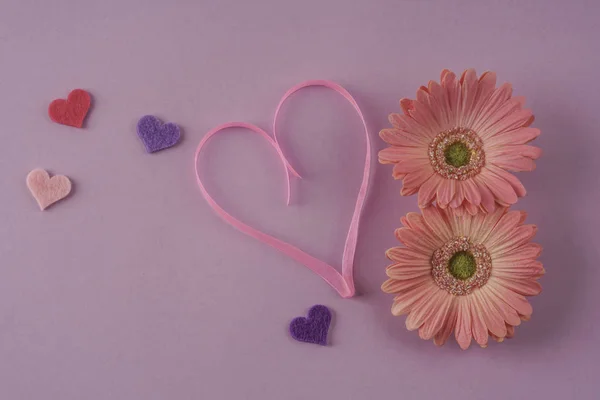 Vorlage für den Frauentag mit Gänseblümchenblümchen auf lila — Stockfoto