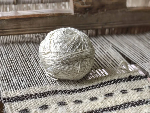 手工地毯织机上的白色斜线 — 图库照片