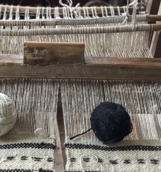 手动地毯织机上的黑色丝条 — 图库照片