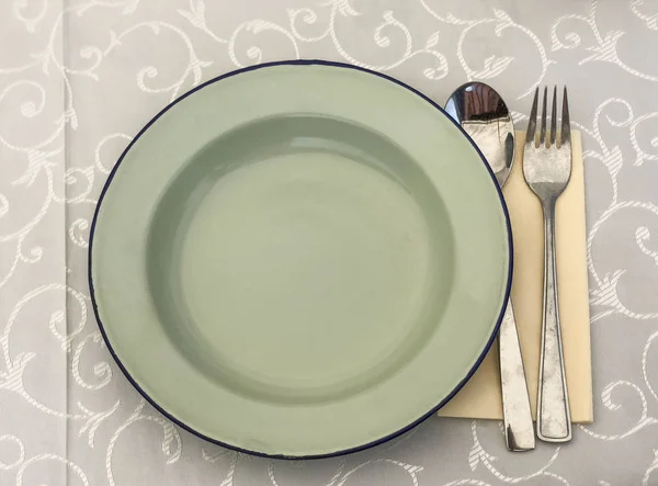 Пустая эмалевая тарелка на столе — стоковое фото