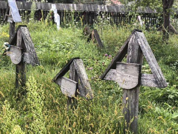 Старе кладовище в Румунії — стокове фото
