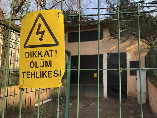 Gevaar van overlijden teken op hek in het Turks — Stockfoto