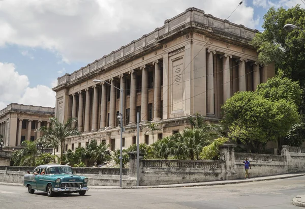 Havana, Küba - 30 Nisan 2017; H yolda Klasik Amerikan araba — Stok fotoğraf