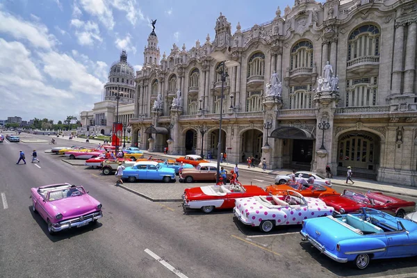 La Habana, Cuba - 08 de mayo de 2017; Coloridos coches clásicos en carretera en Ha —  Fotos de Stock