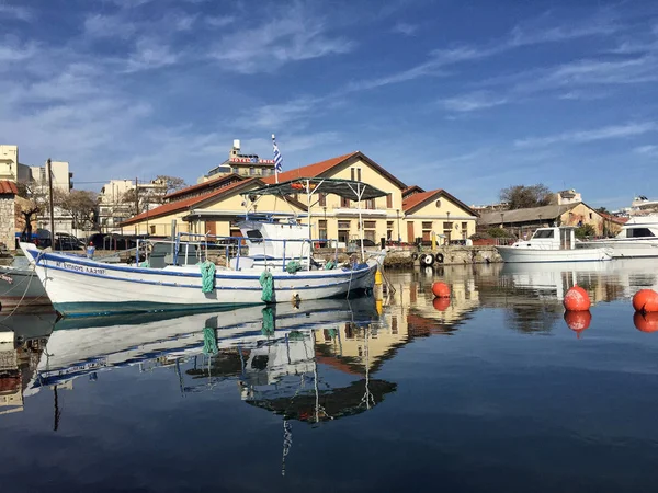 Alexandroupoli, Yunanistan - 13 Aralık 2017; Buildi yansıması