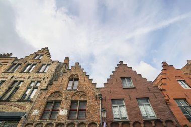 Belçika'da Bruges şehrin tipik tuğla evler