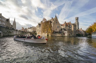 Bruges, Belçika - 16 Kasım 2017; Tekne turu yapan turistler