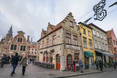 Bruges, Belçika - 18 Kasım 2017; Sokakta yürüyen insanlar